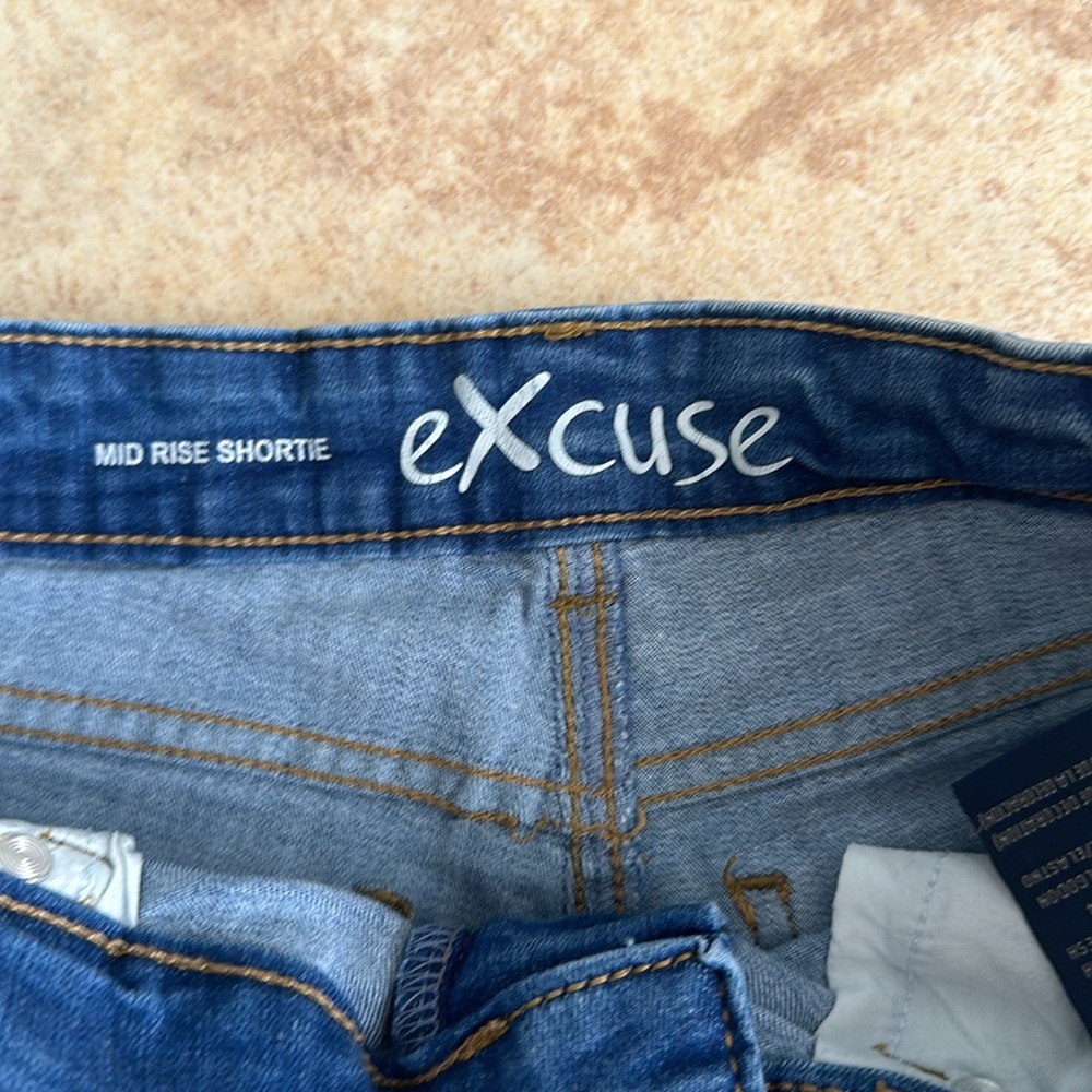 Excuse Jean Short - Picture 3 of 4